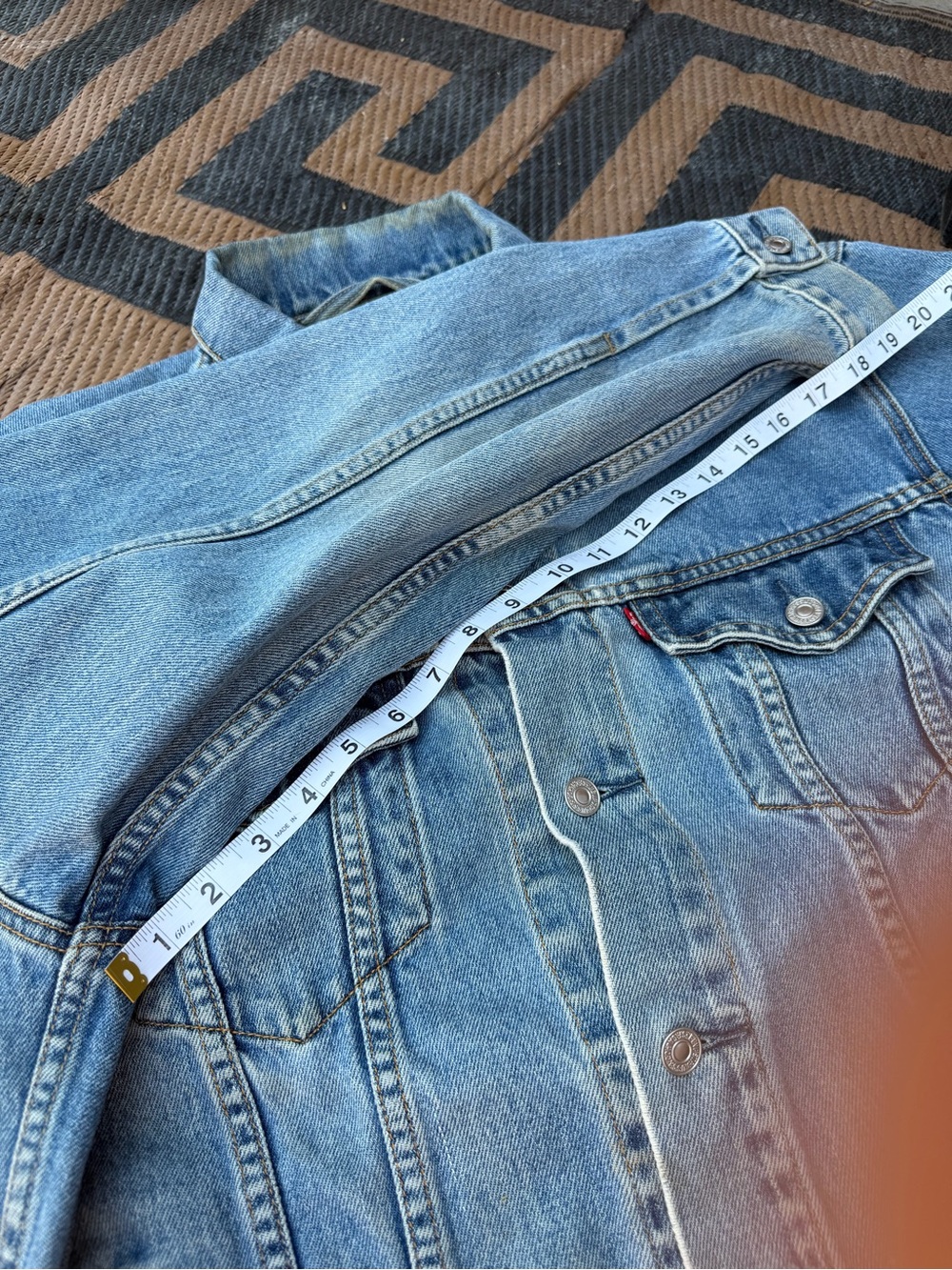 Vintage Levi's Relaxed Trucker Jacket Light Wash Thrashed Size L 2000s Denim - Picture 13 of 13